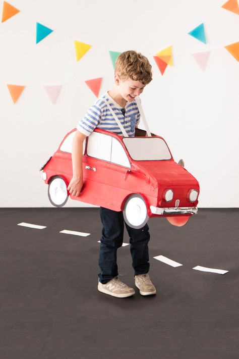 Une belle voiture rouge !  #DIY #faitmaison #carnaval #craft #halloween #deguisement #costumeencarton Diy Car Costume Kids, Diy Car Costume, Cardboard Car Costume, Jello Crafts, Easiest Halloween Costumes, Cute Easy Halloween Costumes, Vintage Fiat, Car Costume, Cardboard Car