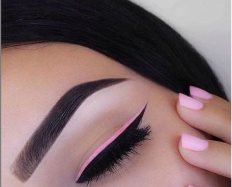 Fun Eyeliner, Eyeliner Colors, Easy Eye Makeup, Eye Makeup Cut Crease, Pink Eyeliner, Contour Makeup Tutorial, Makeup Tumblr, Simple Eye Makeup, Makeup Eye Looks