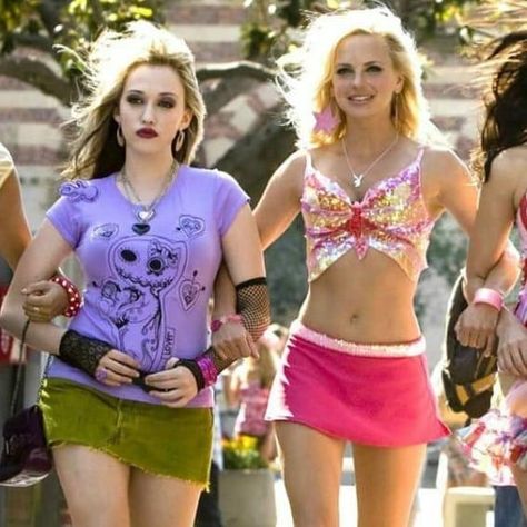 KatDennings❤❤ on Instagram: “House Bunny Kat Dennings as Mona #thehousebunny #katdennings @katdenningsss” Mona House Bunny, House Bunny Outfits, The House Bunny, House Bunny, Summer Film, Brittany Murphy, 2000s Fashion Trends, Kat Dennings, Trashy Y2k