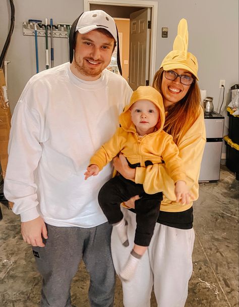 Family Snoopy Costume, Charlie Brown Halloween Costumes Family, Charlie Brown Family Costume, Woodstock Costume Peanuts Diy, Charlie Brown Baby Costume, Snoopy And Woodstock Costume, Sally Brown Costume, Peanuts Gang Costumes, Charlie Brown Halloween Costumes