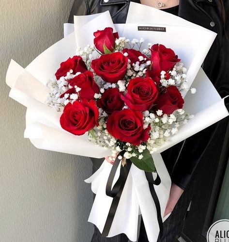 Flower Bookey Ideas, Red Roses Bouquet Gift Birthday, Flower Bookey, Roses Bouquet Gift, Birthday Flowers Bouquet, Diy Bouquet Wrap, Rose Flower Arrangements, Luxury Flower Bouquets, Valentine Bouquet