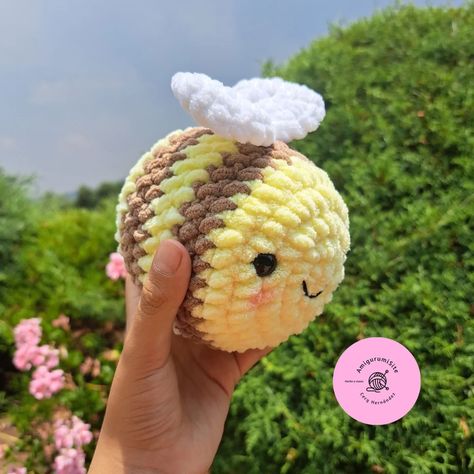 Lindas abejitas 🐝💛 Son muy suavecitas y fáciles de hacer. Un lindo regalo para este próximo día del niño. ¡Vamos a tejer! . . . . . . . . . . #amigurumi #abejas #abejita #crochet #patrongratis #patterns #tejido #bee #patternfree #chenille No Sew Bee Crochet, Amigurumi Bee Keychain, Chunky Bumble Bee Crochet, Crochet Plush Bee Pattern Free, Bumble Bee Plush Crochet, Bee, Amigurumi, Knitting, Crochet