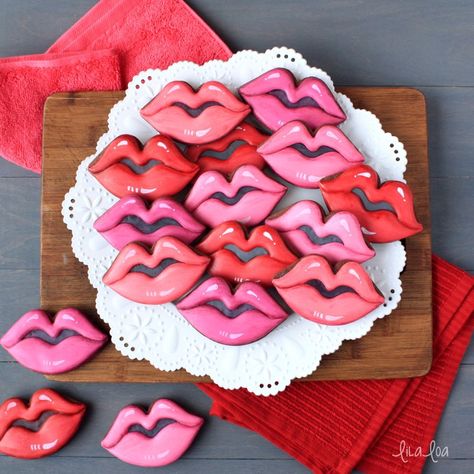 Lip Cookies, Valentine Cookies Decorated, Valentines Day Sugar Cookies, Heart Sugar Cookie, Valentine Sugar Cookies, Sugar Cookie Mix, Decorated Cookies Tutorial, Kiss Cookies, Sugar Cookie Royal Icing