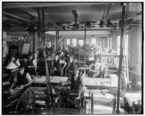 Una imprenta alrededor del 1900 Industrial Revolution Factory, First Industrial Revolution, Relief Printing, Bad Picture, Machine Shop, Industrial Revolution, Industrial Art, Printing Press, Cabinet Makers