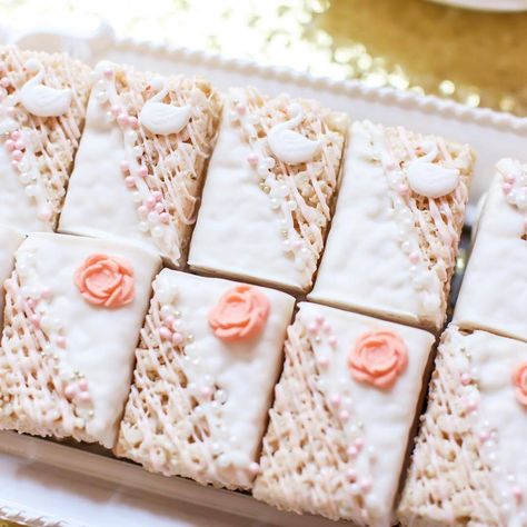 Rice Krispie Decorating Ideas, Flower Rice Krispie Treats, Baby In Bloom Rice Krispies, Rice Krispie Treats Decorated, Decorated Rice Krispie Treats, Floral Dessert Table, Wedding Rice, Comunion Cake, Chocolate Rice Krispies