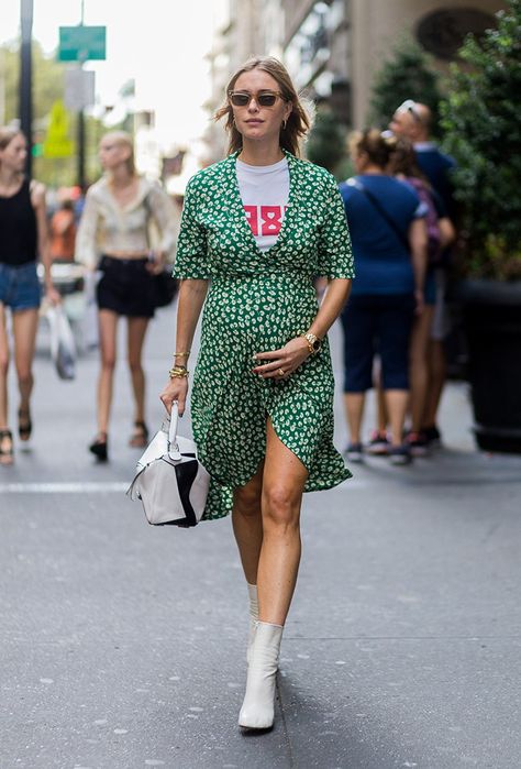 40 Maternity outfit ideas to copy | Pregnant street style | Pernille Teisbaek Pregnant Outfit, Maternity Street Style, Emmanuelle Alt, Walking Down The Street, Maternity Chic, Anna Dello Russo, Spring Work Outfits, Stylish Maternity Outfits, Nyfw Street Style