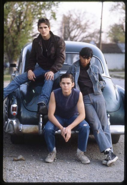 Dallas Winston And Ponyboy Curtis, Outsiders Group Photo, The Outsiders Group Photo, The Outsiders Funny Pictures, Rob Lowe Outsiders, Mat Dillon, Outsiders Photos, Outsiders Funny, Young Matt Dillon