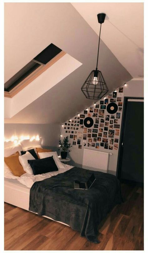 Attic Bedroom Designs, Retro Bedrooms, Attic Bedrooms, Dekorasi Kamar Tidur, Loft Room, Redecorate Bedroom, Teen Bedroom Decor, Dreamy Room, Girl Bedroom Decor