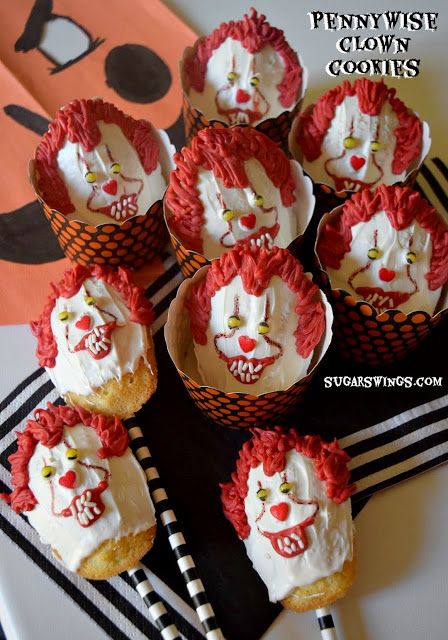 Pennywise Clown Cookies and Cookie Pops Clown Cookies, Halloween Munchies, Circus Cake Pops, Pennywise Party, Jamie Lee Curtis Halloween, Scary Birthday, Halloween Bakery, Clown Cupcakes, Madeleine Cookies