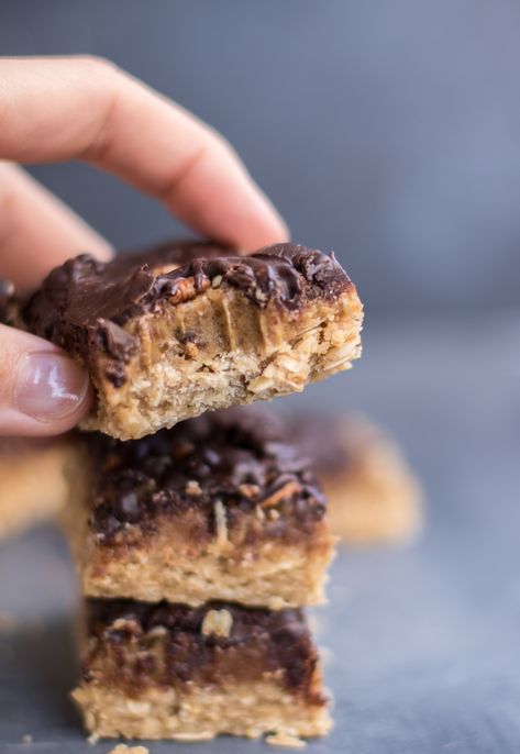 Date Peanut Butter Oat Bars, Date Caramel, Chocolate Deserts, Alkaline Recipes, Best Chocolate Desserts, Fall Baking Recipes, Peanut Butter Chocolate Bars, Krispy Treats, Chocolate And Peanut Butter