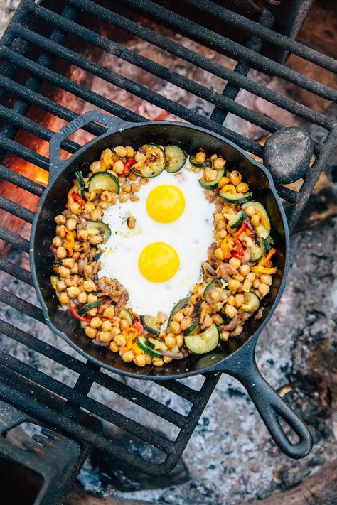 Chickpea Breakfast Hash with Summer Veggies - Fresh Off The Grid Vegetarian Camping, Easy Camping Breakfast, Camping Menu, Breakfast Vegetables, Vegetarian Gluten Free, Veggie Breakfast, Camping Breakfast, Gluten Free Breakfast, Breakfast Hash