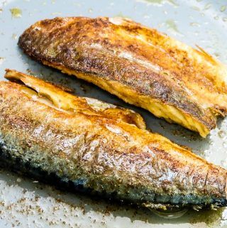 Korean Mackerel Recipe, Korean Mackerel, Whole Mackerel Recipe, Chicken Rice Porridge, Fried Mackerel, Doenjang Jjigae, Korean Seafood, Korean Breakfast, Roasted Fish