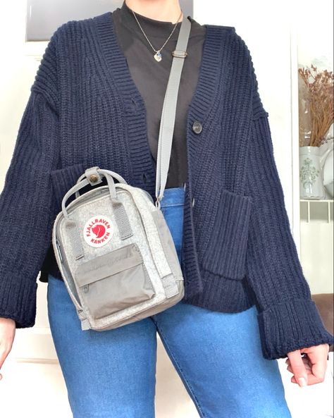 Fjallraven Sling Outfit, Kanken Crossbody Bag, Kanken Sling Bag Outfit, Fjallraven Sling, Fjallraven Kanken Sling, Kanken Sling Bag, Sling Bag Aesthetic, Sling Bag Outfit, Kanken Bag