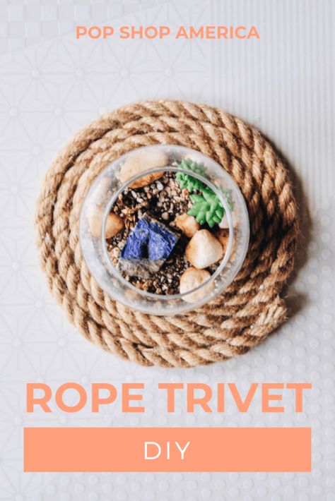 Diy Rope Design, Rope Trivet, Trivets Diy, Diy Cork Board, Diy Crafts Ideas, Gorgeous Farmhouse, Rope Projects, Rope Diy, Rope Crafts Diy