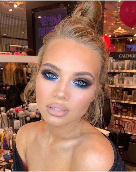 blue eyeshadow / pop of color / pop of blue / bright shadow / nude  lip New Eyeshadow Looks, Eyeshadow With Pop Of Color, Makeup With Pop Of Blue, Makeup With A Pop Of Blue, Makeup With Pop Of Color, Make Up With Blue Eyeshadow, Makeup Pop Of Color, Detroit Lions Makeup, Color Pop Eyeshadow