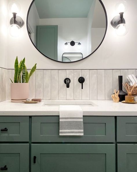 Vertical Subway Tile Bathroom, Glamorous Bathroom Decor, Vanity Backsplash, Tile Backsplash Bathroom, Subway Tiles Bathroom, Fox Home, White Bathroom Tiles, Latest Bathroom, Hall Bathroom