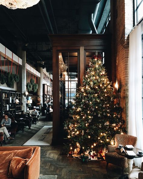 The Allis Chicago on Instagram: “We’ve installed more lighting. Happy weekending. #TheAllis #SohoHouseChicago” Soho House Chicago, Restaurant Design Inspiration, Modern Chalet, Santa's House, Christmas Jingles, Christmas Interiors, Christmas Inspo, Christmas Wonderland, Soho House