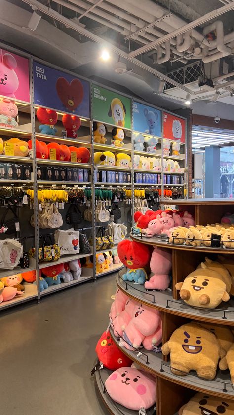 Bt21 Room, Bt21 Aesthetic, Line Friends Store, Friends Nyc, Игрушки Funko Pop, Bt21 Merch, Living In Korea, Nyc Times Square, Bts Polaroid