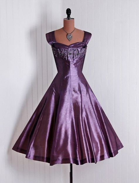 50's purple dress Purple 50s Dress, Vestidos Pin Up, Purple Party Dress, 1950s Party, Vestidos Retro, 1950 Fashion, Purple Cocktail Dress, Purple Party, That Dress