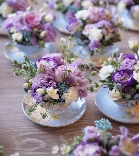 Purple Flower Centerpieces, Lilac Wedding Flowers, Lavender Centerpieces, Purple Flower Arrangements, Summer Lavender, Purple Table, Tafel Decor, Lilac Wedding, Wedding Floral Centerpieces