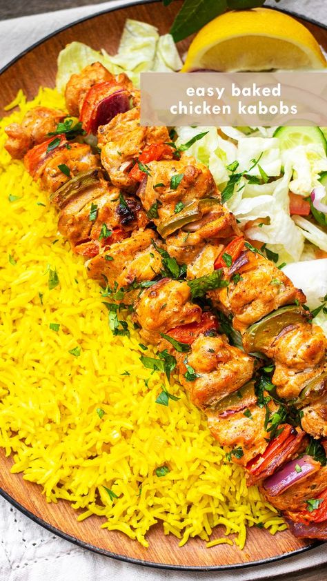 Easy Baked Chicken Kabobs Marinated Chicken Dinner Ideas, Skewer Food Ideas, Oven Baked Dinner Ideas, Kabob Recipes Oven, Sides For Kabob Dinner, Sides That Go With Chicken, Oven Baked Meals, Baked Chicken Kabobs, Oven Kabobs