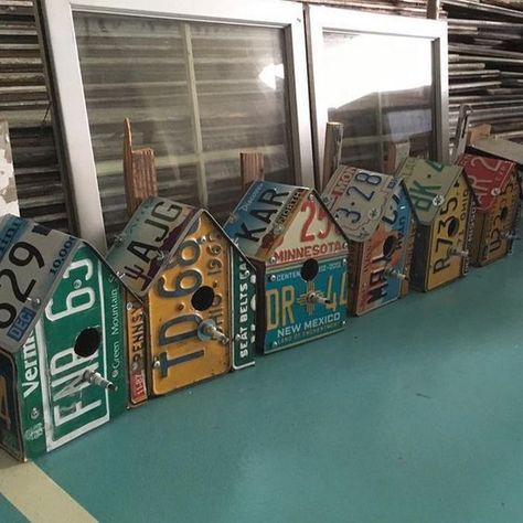 License Plate Crafts Projects, License Plates Diy, License Plate Decor, License Plate Crafts, Birdhouse Ideas, Old License Plates, Licence Plates, License Plate Art, Plate Ideas