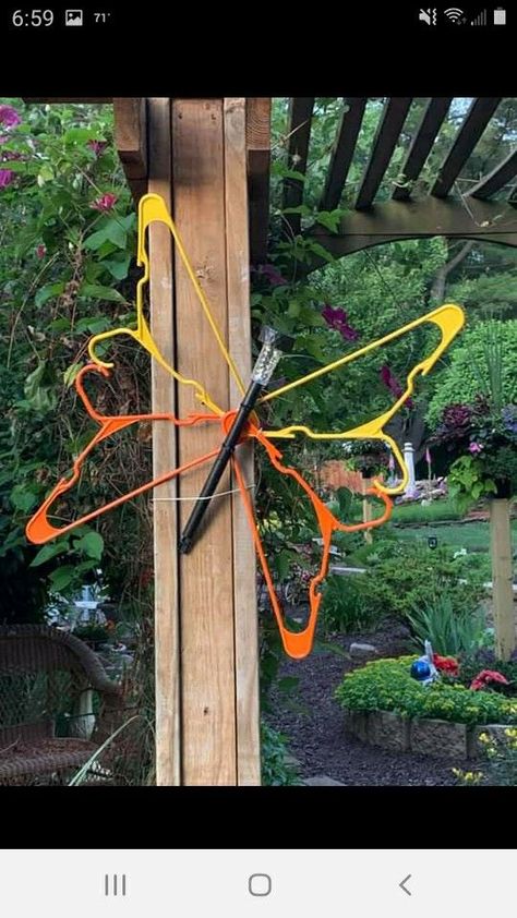 Dragonfly Yard Art, Wire Hanger Crafts, Hanger Art, Bow Rack, Yard Art Crafts, Backyard Summer, Plastic Clothes Hangers, Hanger Crafts, Hanger Decor