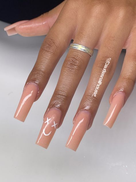 Classy Nude Nails 2024, Nude Base Nail Designs, Nude Baddie Nails Short, Pretty Nude Nail Designs, Nude Acrylic Nails With Design, Acrylic Baddie Nails, Nude Summer Nails, Outline Nails Design, Cute Nude Nails