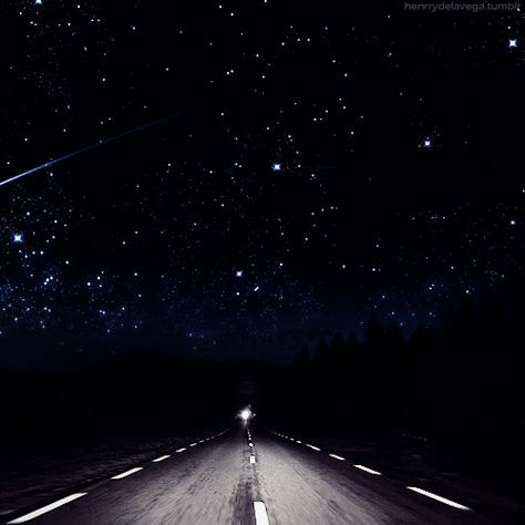 street night gif Sky Gif, Night Gif, Late Night Drives, Charcoal Drawings, Fotografi Editorial, Night Driving, Aesthetic Gif, The Night Sky, Starry Sky