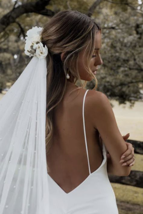 Bride Hair From Front View, Classic Half Up Wedding Hair, Wedding Hairstyle Front View, Brunette Wedding Half Up Half Down, Hair Down With Braid Wedding, Simple Bride Hair With Veil, Wedding Hair Half Up Front View, Simple Bridal Half Up Half Down, Simple Wedding Hair Long