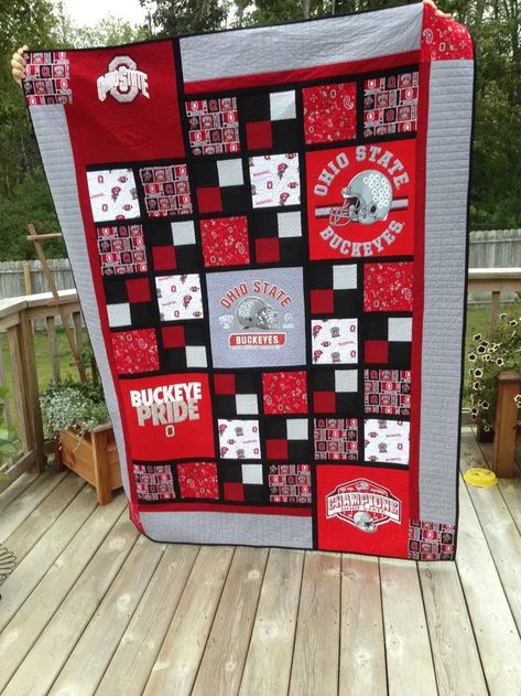 Tshirt Quilt Diy, Tshirt Quilt Pattern, Football Quilt, Sports Quilts, Tee Shirt Quilt, Jersey Quilt, Photo Quilts, T Shirt Quilt, Tshirt Quilt