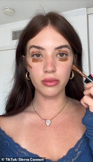 Gen Z are ditching concealer on their under eyes for bronzer Bronzer Under Eyes, Brad Pitt Daughter, How To Apply Bronzer, Under Eye Makeup, Light Concealer, Bronzer Makeup, Yankees Cap, Los Angles, Under Eye Concealer