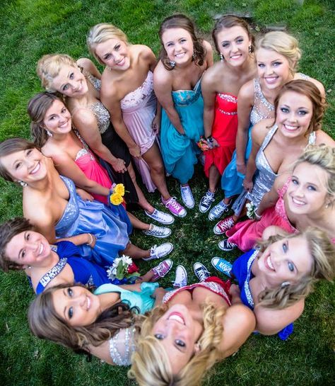 Cool Homecoming Pictures, Converse For Prom, Homecoming Photo Ideas Group, Homecoming Pictures Ideas, Homecoming Group Pictures, Homecoming Photo Ideas, Homecoming Pics, Prom Pictures Group, Hoco Pictures