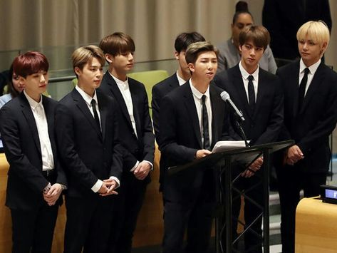 BTS na ONU💞 United Nations Headquarters, United Nations General Assembly, Bts Group Photos, Believe In Magic, Bts Group, Epiphany, Group Photos, United Nations, Famous Celebrities