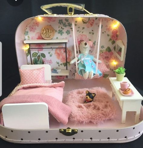 Diy Doll Suitcase, Portable Doll House, Miniature Bedroom, Travel Dollhouse, Doll Suitcase, Maileg Dolls, Room Box Miniatures, Pocket Doll, Barbie Dollhouse