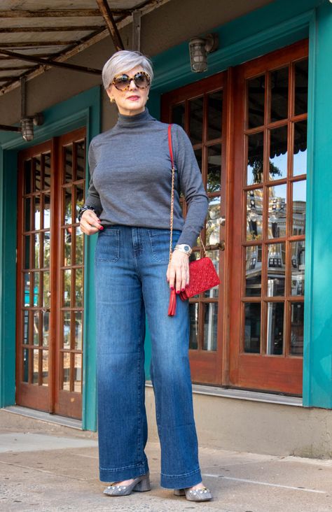 wide leg jeans, gray turtleneck, red handbag Fall Business Outfits, Wide Leg Jeans Outfit, Style At A Certain Age, Older Women Fashion, Jeans Outfit, Pantalon Large, Women Denim Jeans, Fall Looks, Jean Outfits