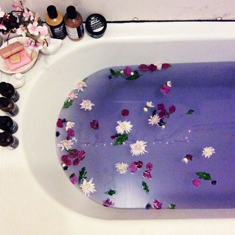 Bathtub with floating Flowers & petals in purple water Skincare Habits, Lush Bath, Care Aesthetic, No Rain, Relaxing Bath, Bath Tub, Relax Time, Purple And White, Purple Aesthetic