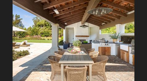 Ranch Outdoor Kitchen, Covered Dining Area Outdoor Spaces, Modern Spanish Outdoor Kitchen, Santa Barbara Style Outdoor Kitchen, Outdoor Tuscan Kitchen, Spanish Style Homes Outdoor, Mediterranean Outdoor Living, Spanish Style Bbq Area, Spanish Outdoor Kitchen Hacienda Style