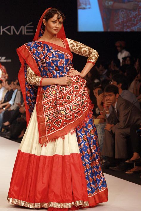 Gaurang Shah, Gujarati Patola. These Patolas are expensive. Once bought, they are worthy of saving as family heirlooms. Patola Dupatta Chaniya Choli, Gaurang Shah Lehenga, Patola Dupatta With Lehenga, Gujarati Style Saree, Patola Lehenga, Gaurang Shah, Gujarati Saree, Patola Dupatta, Draping Styles