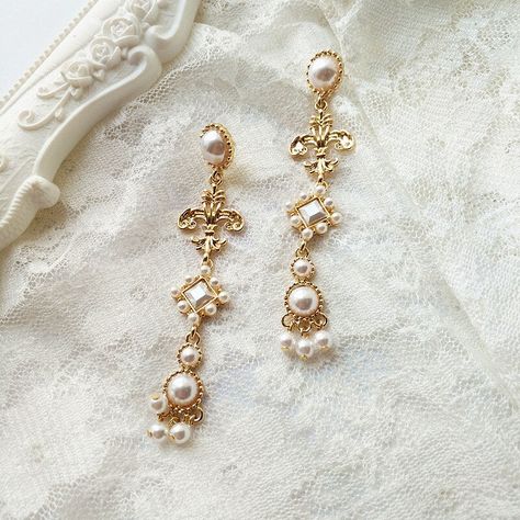 French Baroque, French Jewelry, Ear Earrings, Jewelry Lookbook, Metal Earrings, Clip Earrings, Pretty Jewellery, Baroque Pearls, Pierced Ears