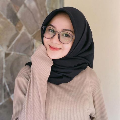 Alifhia Fitri di Instagram "daily hijab; basic voal black @mallowhijab 💯" Bella Square, I Love You Pictures, Muslim Women Hijab, Makeup Tutorial For Beginners, Hijab Chic, Fashion Hijab, Ootd Hijab, Muslim Girls, Beautiful Hijab