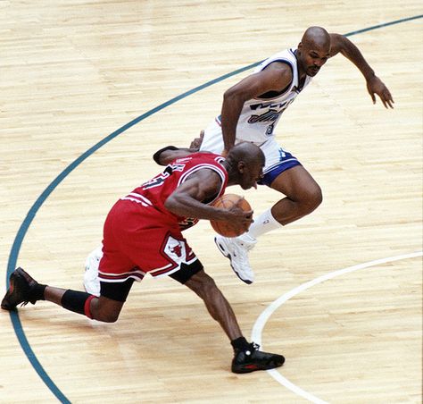 Crossover that made Russell fall before the "Last shot" Michael Jordan Photos, Jeffrey Jordan, Michael Jordan Pictures, Basket Nba, Jordan Bulls, Michael Jordan Chicago Bulls, Michael Jordan Basketball, Sport Nutrition, Basketball Photography