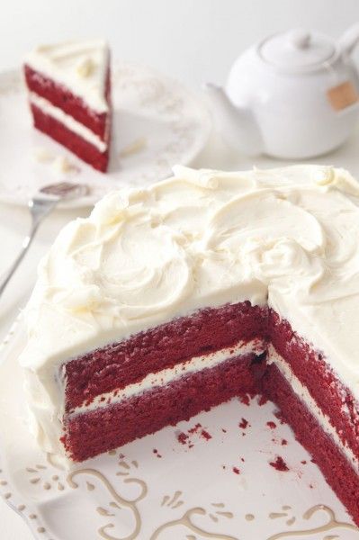 Jennifer Bratko's Cream Cheese Swiss Meringue Buttercream Recipe on Cake Central Chocolate Ganache Cake Recipe, Vegan Red Velvet Cake, Red Velvet Cake Recipe, Velvet Cake Recipes, Red Velvet Cake Mix, American Cake, Torte Cupcake, Meringue Buttercream, Swiss Meringue