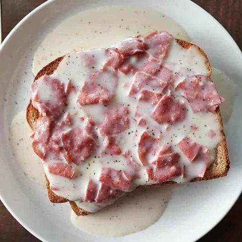 Creamed Chipped Beef on Toast - Simply Happenings Cream Chipped Beef Recipe, Creamed Chipped Beef On Toast, Dried Beef Recipes, Chipped Beef On Toast, Beef On Toast, Creamed Chipped Beef, Open Sandwich, Quick Meals To Make, Creamed Beef