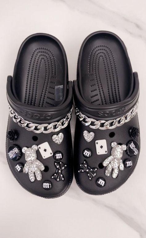 Black Crocs With Silver Charms, Black Crocs Jibbitz Aesthetic, Black Croc Charms, Cute Black Crocs, Black Crocs With Charms, Black Crocs With Jibbitz, Summer Shoes Aesthetic, Crocs For Women, Crocs With Jibbitz