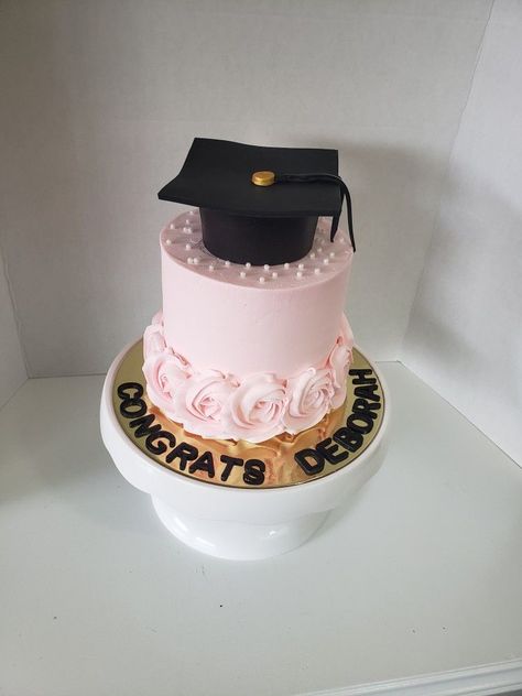 Celebrate your graduation with these 29+ simple and cute cake ideas. From elegant designs to delightful decorations, find inspiration for the perfect graduation cake. Make your milestone moment even sweeter with these adorable and easy-to-create cake ideas. Cute Graduation Cakes High Schools, Graduation Pink Cake, Pink Graduation Cake Ideas, Graduation Cakes Pink, Small Graduation Cakes, Aesthetic Graduation Cake, Pink Graduation Cakes, Elegant Graduation Cakes, Girl Graduation Cake