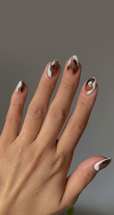 tortoiseshell nails, white and tortoiseshell nails, autumn nails, fall nail designs 2022 Turtle Nails Design, Autumn Nail Colours, Tortoiseshell Nails, Fur Nails, Turtle Nails, Cnd Nail Polish, Boutique Nails, Nails Autumn, Themes Wedding