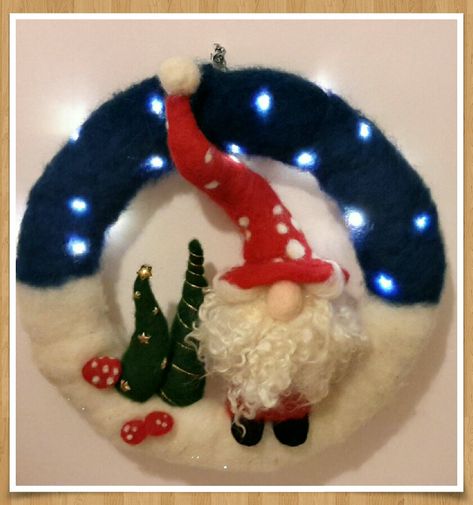 Needle Felted Christmas Wreath, Needle Felted Wreath, Wool Fairies, Felt Critters, Felted Pictures, Needle Felted Ornaments, Felted Christmas, Needle Felted Christmas, Felt Wreath