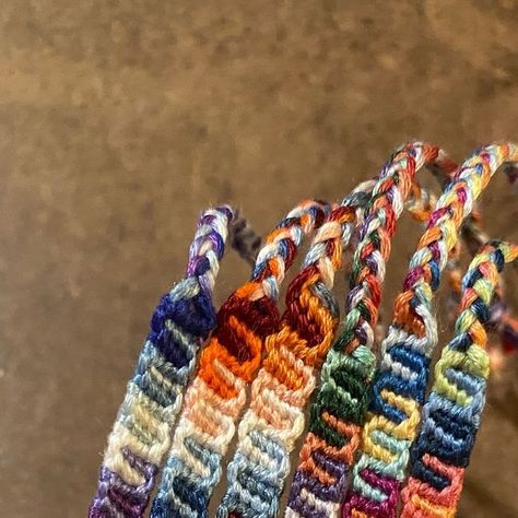 Friendship Bracelets Twist, Camp Friendship Bracelets, Vertical Wave Bracelet Pattern, Yarn Bracelets Patterns, Wave Bracelet Pattern, Friendship Bracelets Aesthetic, Friendship Bracelet Colors, Wave Friendship Bracelet, Embroidery Friendship Bracelets