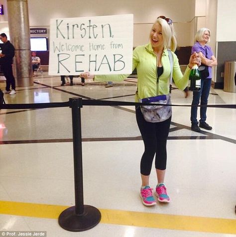 One passenger entered the arrivals hall to find her giggling friend clutching a bottle of champagne along with a sign reading: 'Kirsten, welcome home from REHAB' Funny Welcome Home Signs, Airport Welcome Signs, Airport Signs, Uber Humor, Welcome Home Signs, Funny Comments, Silly Pictures, Crazy People, Sense Of Humor